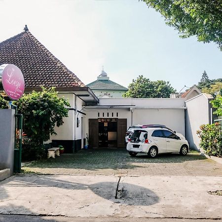 Super Oyo 353 Loesje Guest House Syariah Маланг Екстериор снимка