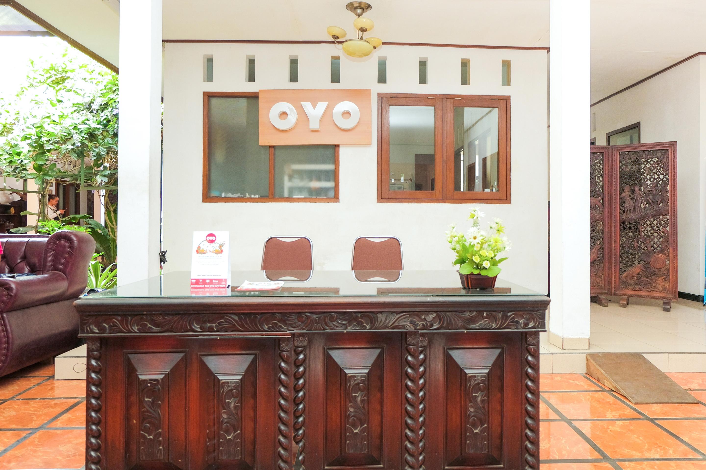 Super Oyo 353 Loesje Guest House Syariah Маланг Екстериор снимка