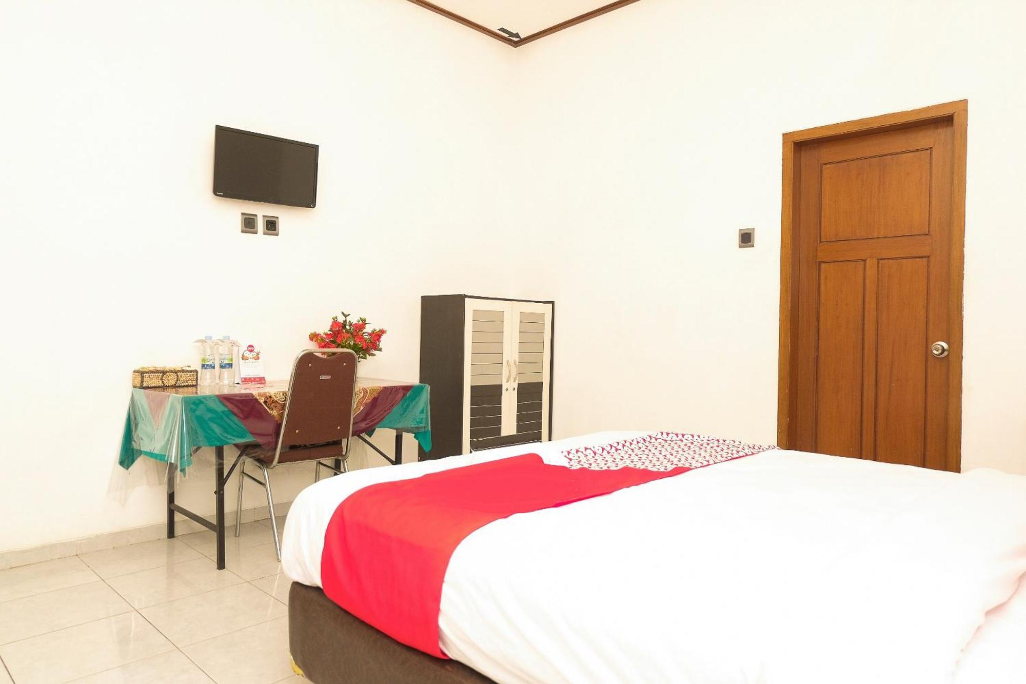 Super Oyo 353 Loesje Guest House Syariah Маланг Екстериор снимка
