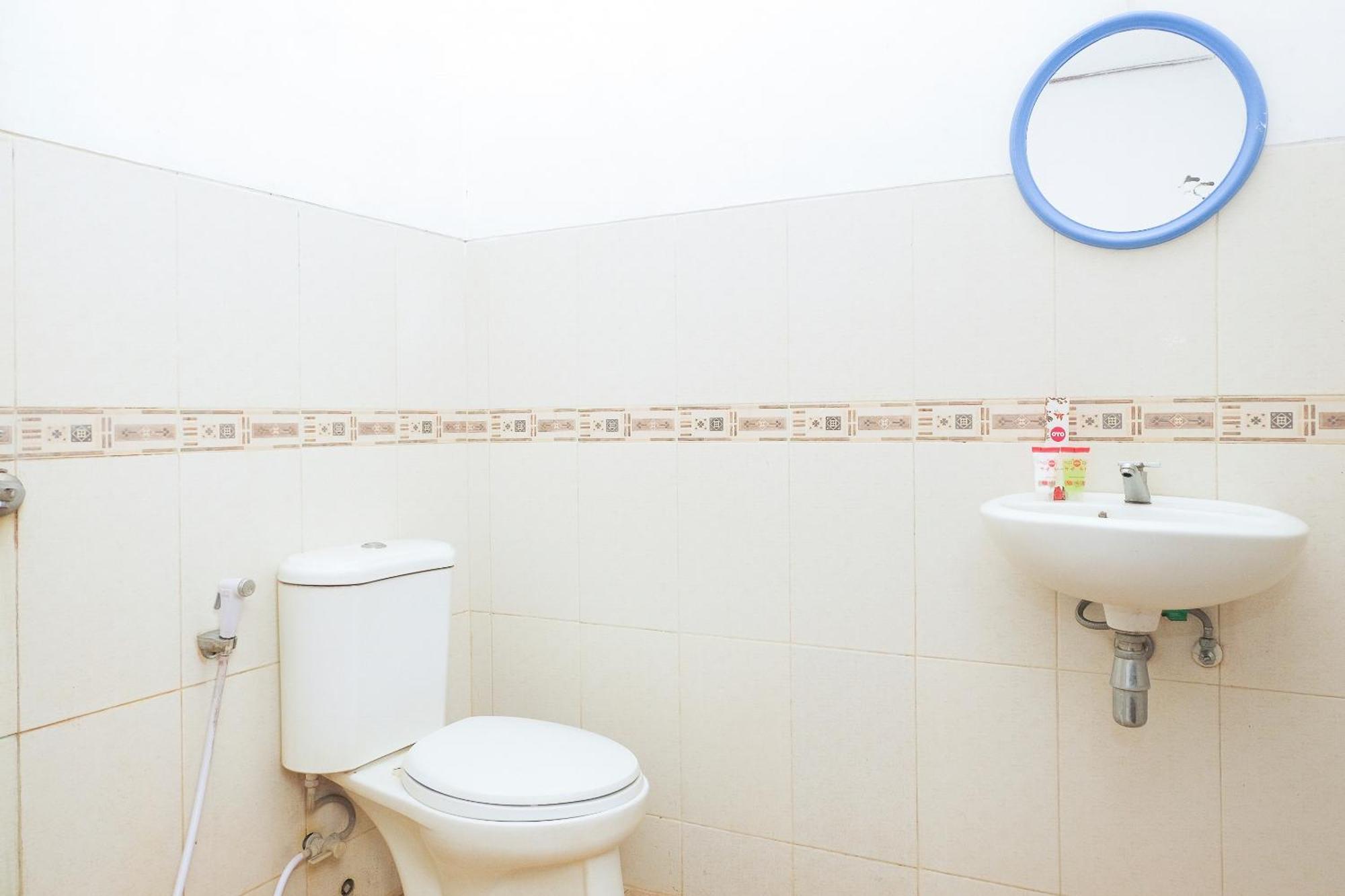 Super Oyo 353 Loesje Guest House Syariah Маланг Екстериор снимка