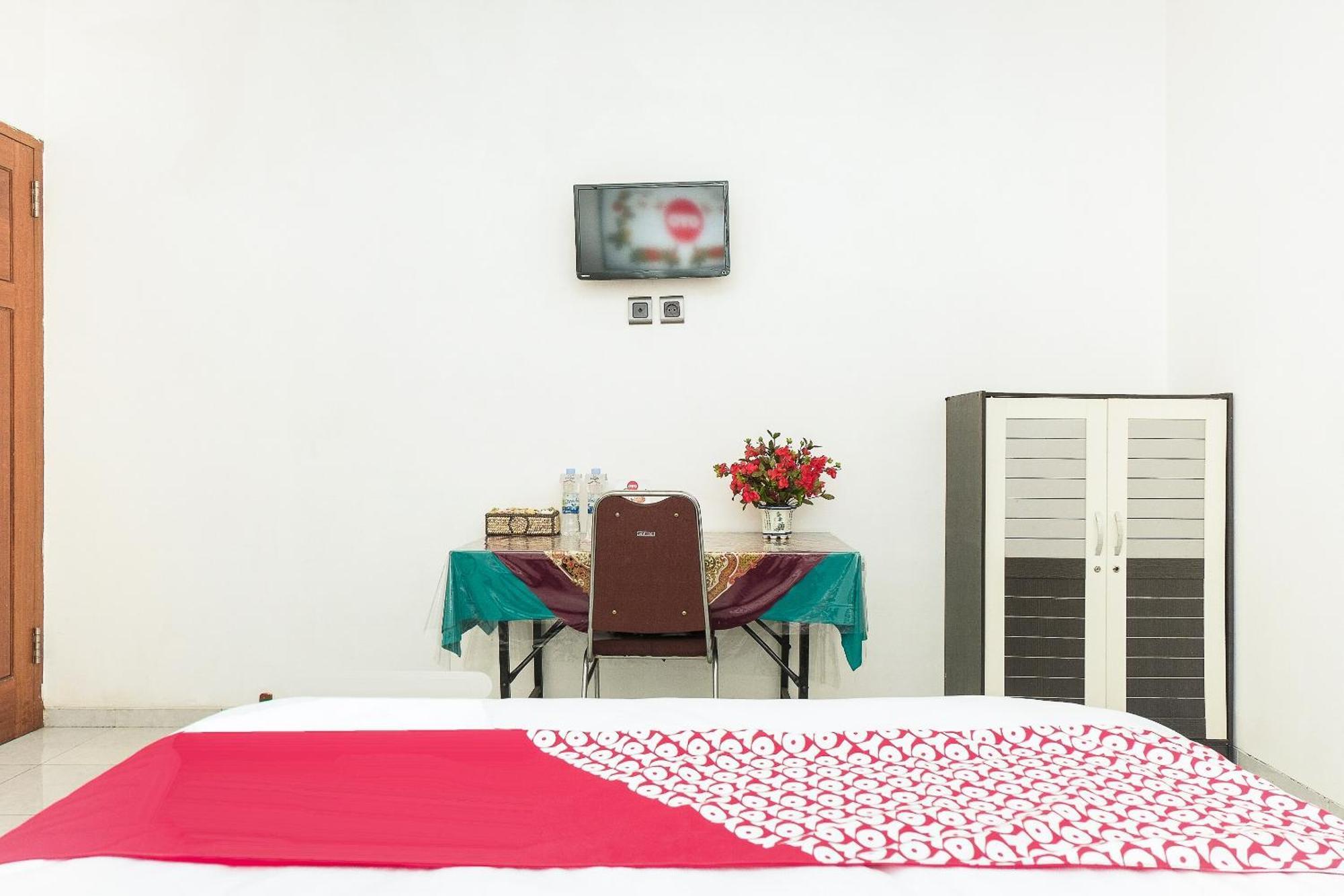 Super Oyo 353 Loesje Guest House Syariah Маланг Екстериор снимка