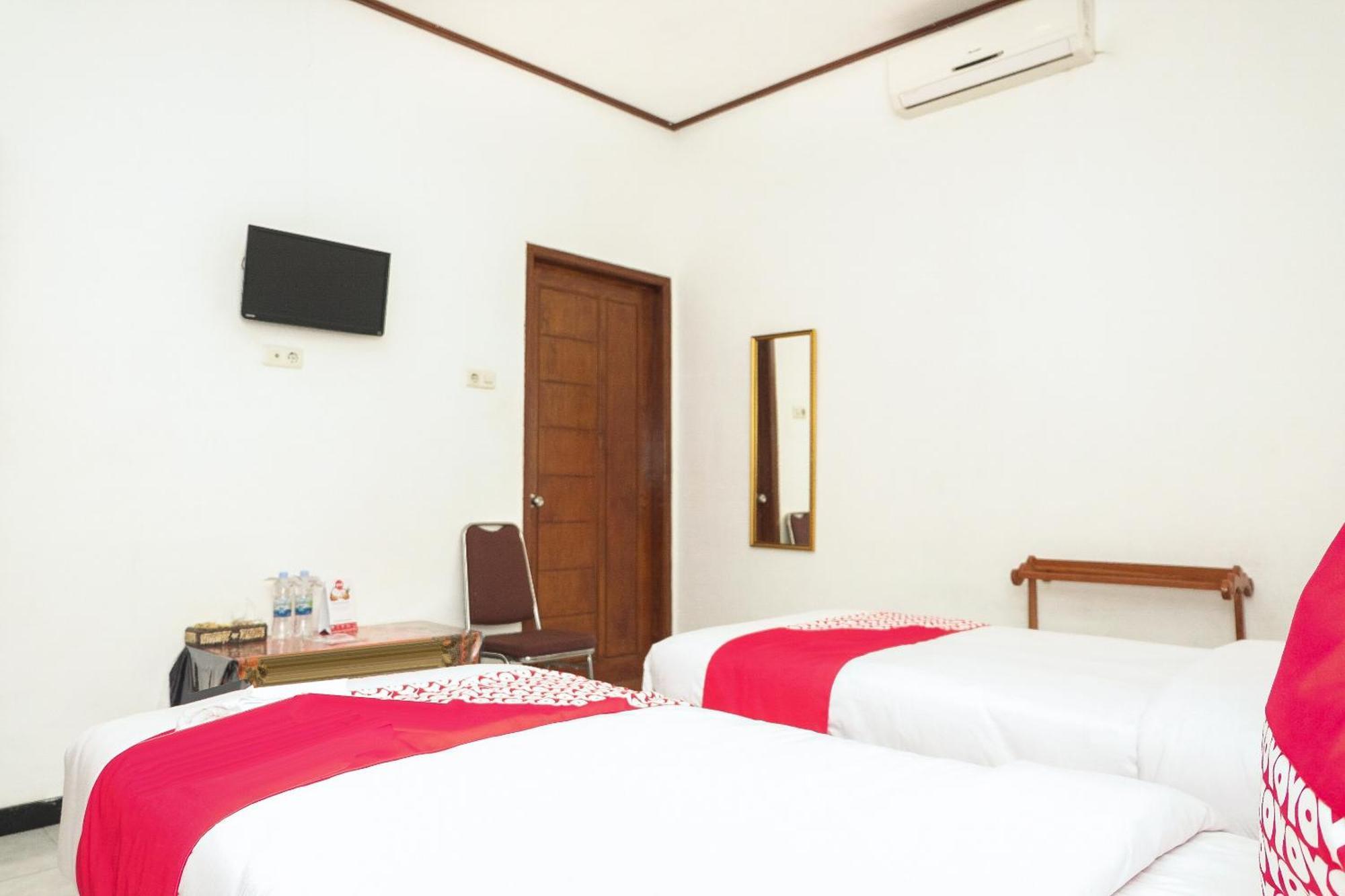 Super Oyo 353 Loesje Guest House Syariah Маланг Екстериор снимка