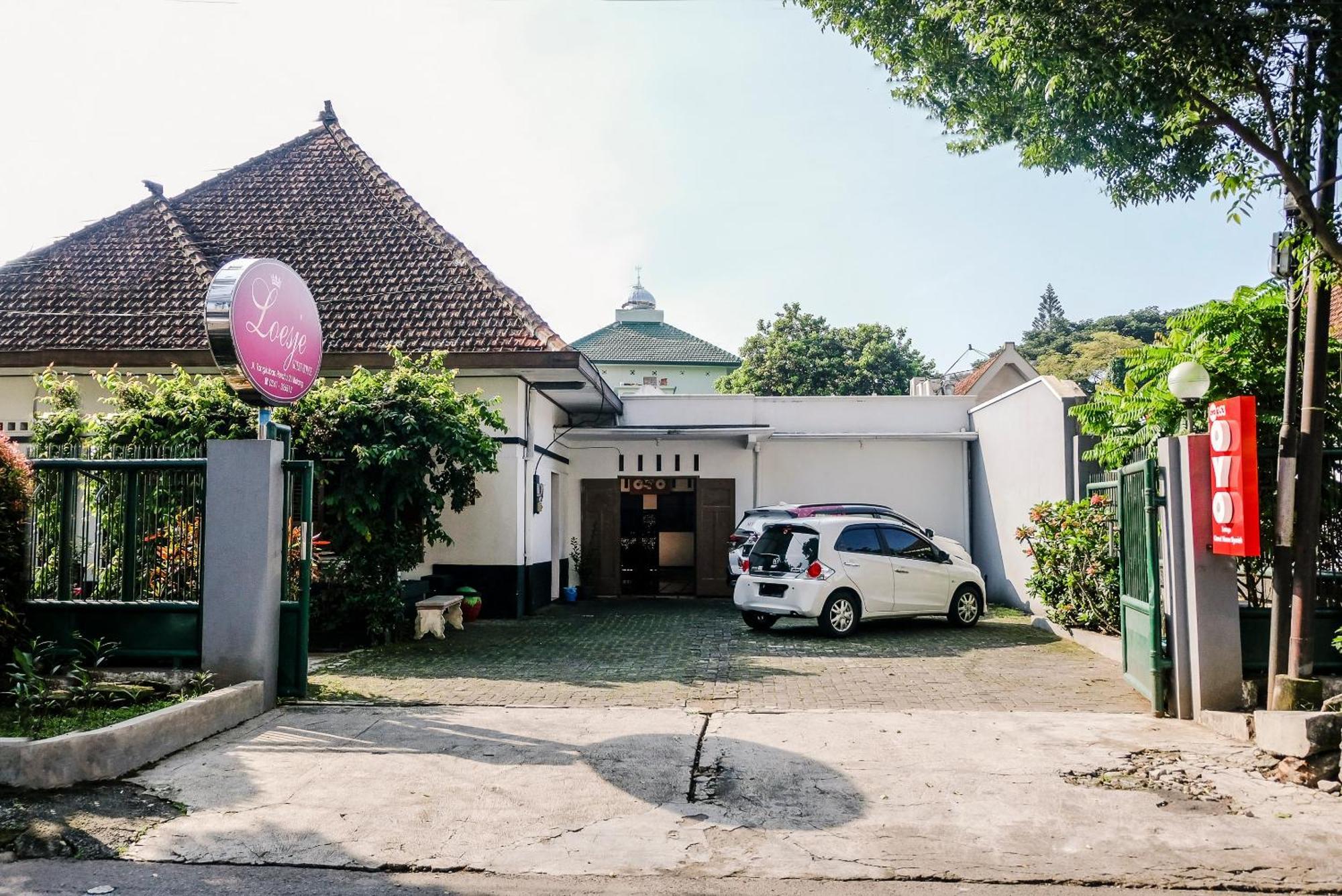 Super Oyo 353 Loesje Guest House Syariah Маланг Екстериор снимка