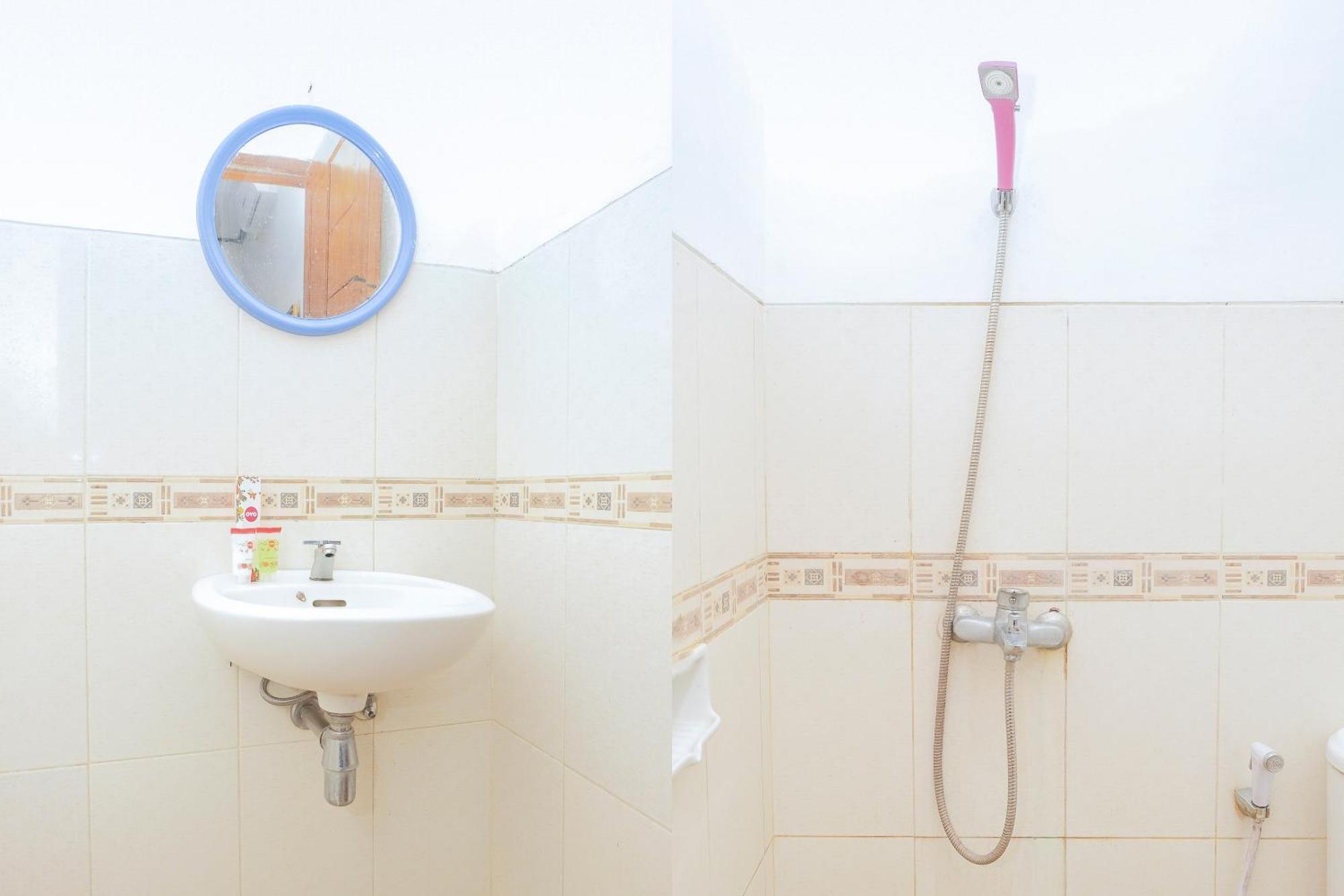 Super Oyo 353 Loesje Guest House Syariah Маланг Екстериор снимка