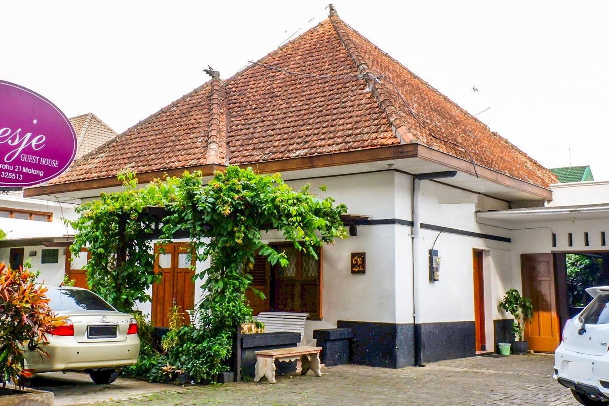 Super Oyo 353 Loesje Guest House Syariah Маланг Екстериор снимка