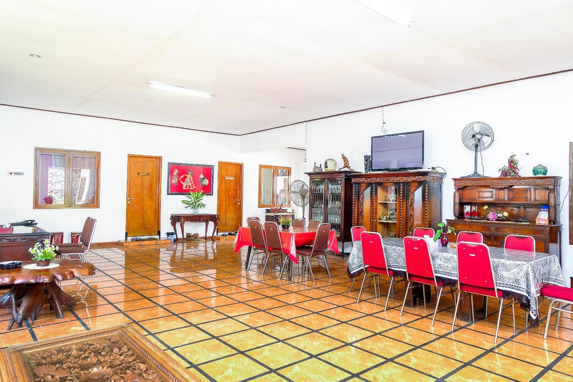 Super Oyo 353 Loesje Guest House Syariah Маланг Екстериор снимка