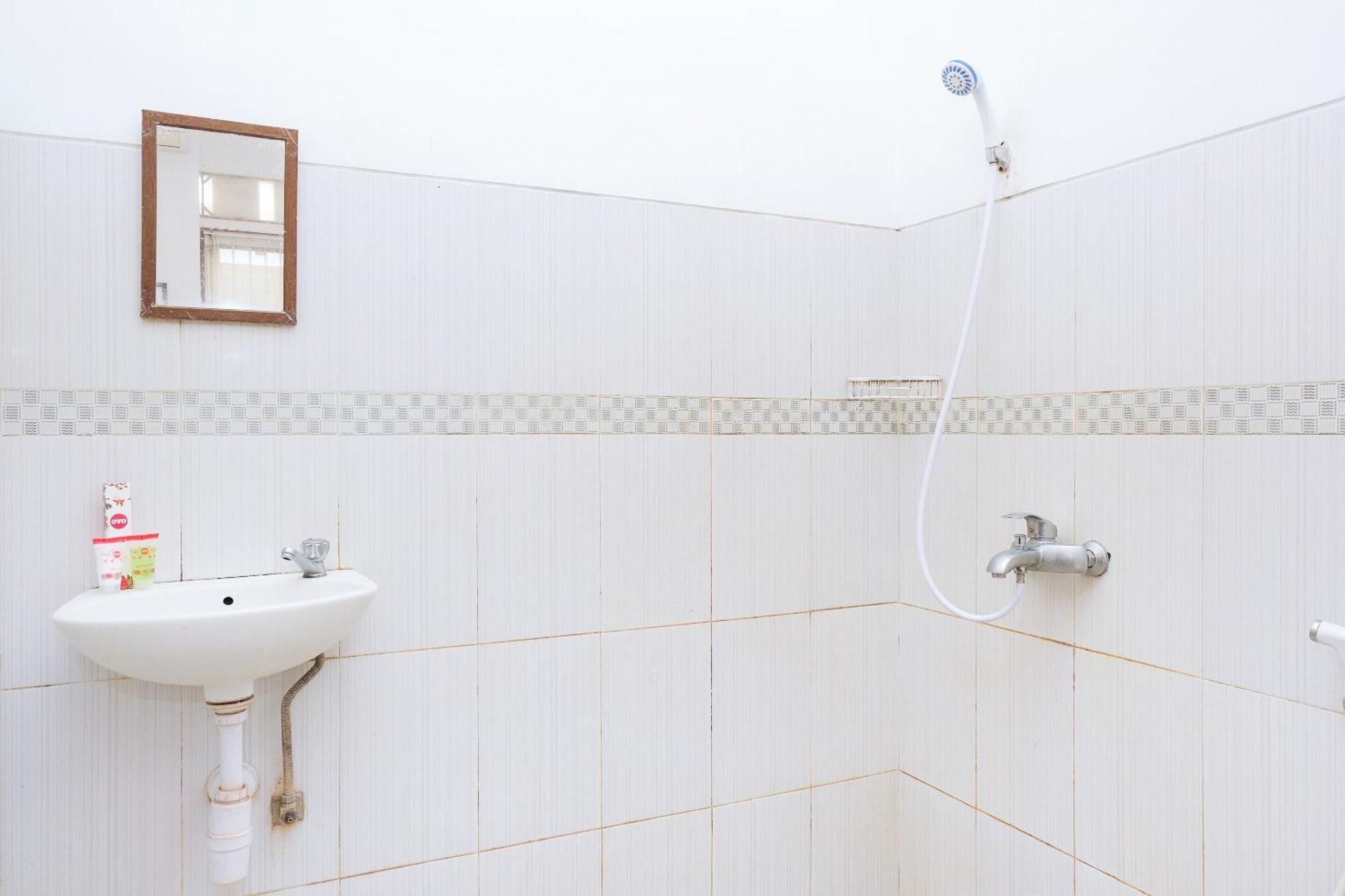 Super Oyo 353 Loesje Guest House Syariah Маланг Екстериор снимка