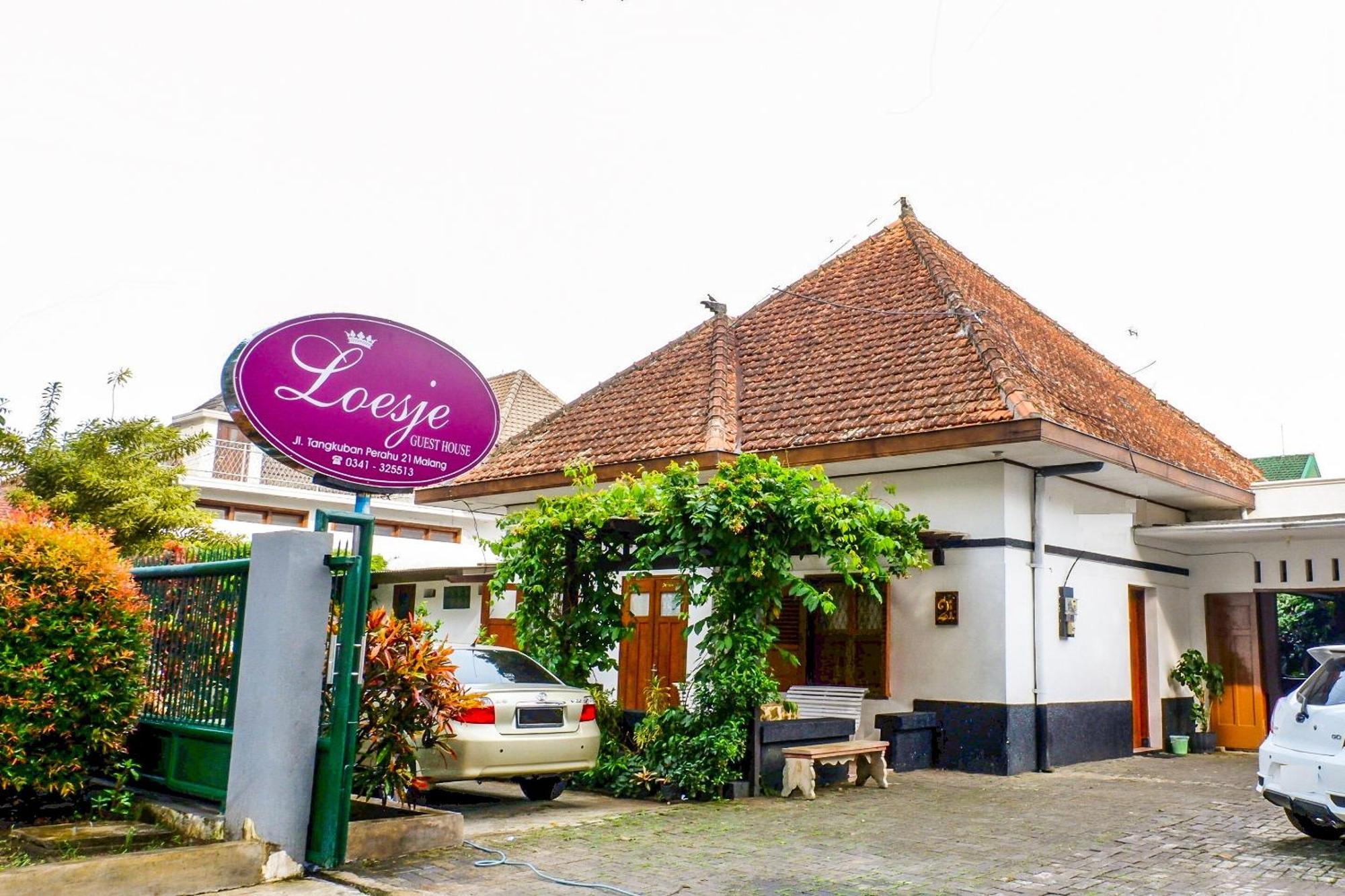 Super Oyo 353 Loesje Guest House Syariah Маланг Екстериор снимка