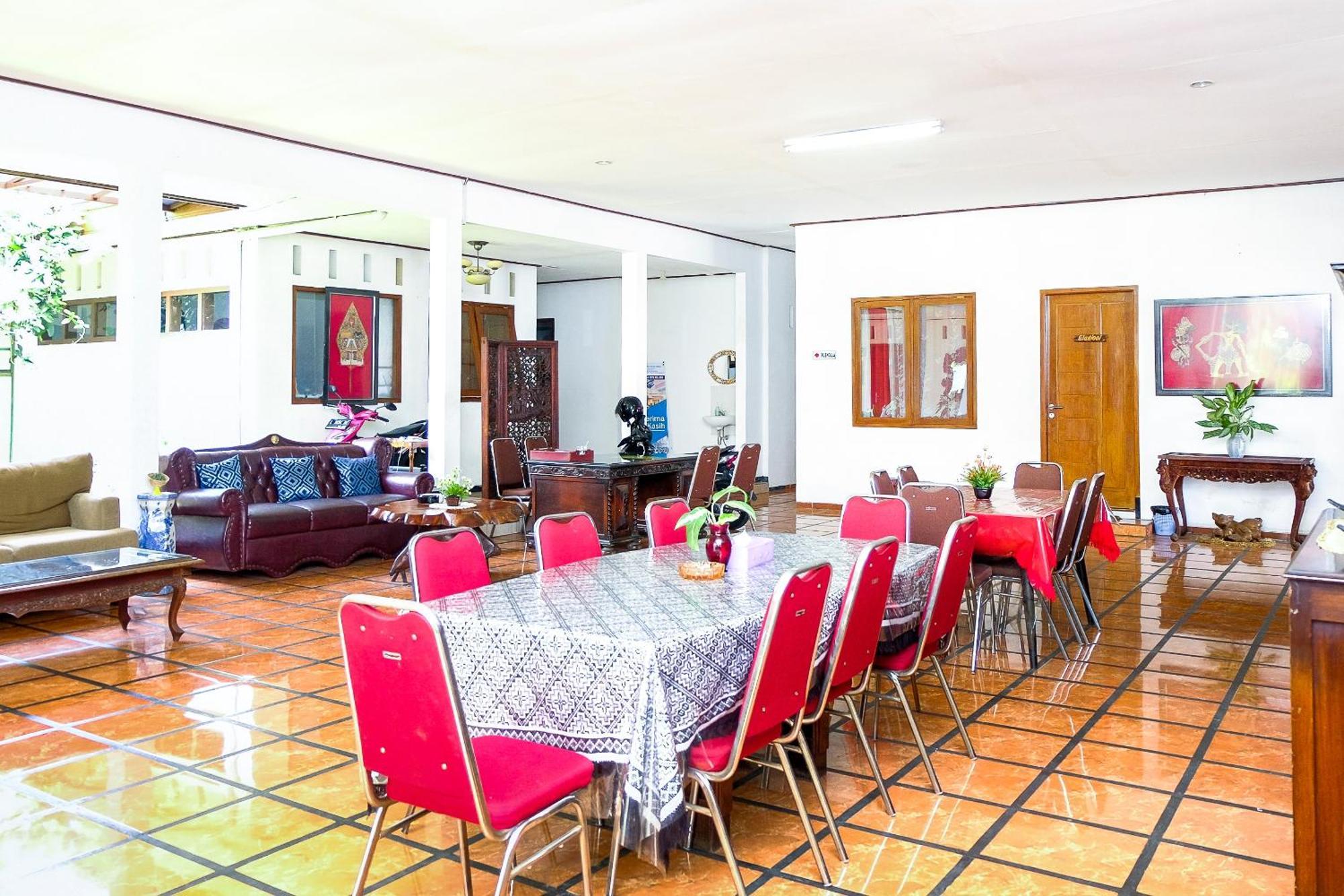 Super Oyo 353 Loesje Guest House Syariah Маланг Екстериор снимка