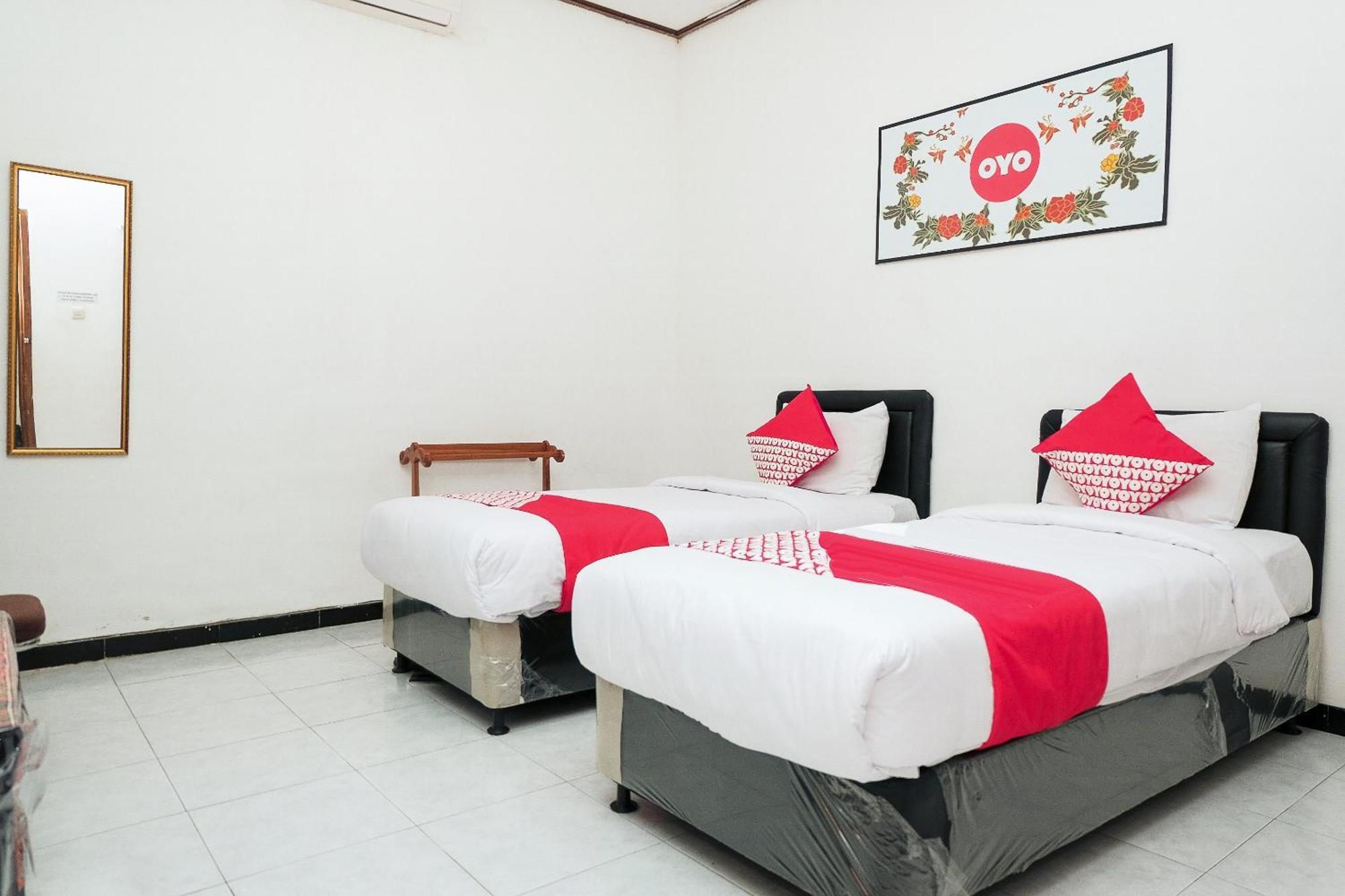 Super Oyo 353 Loesje Guest House Syariah Маланг Екстериор снимка