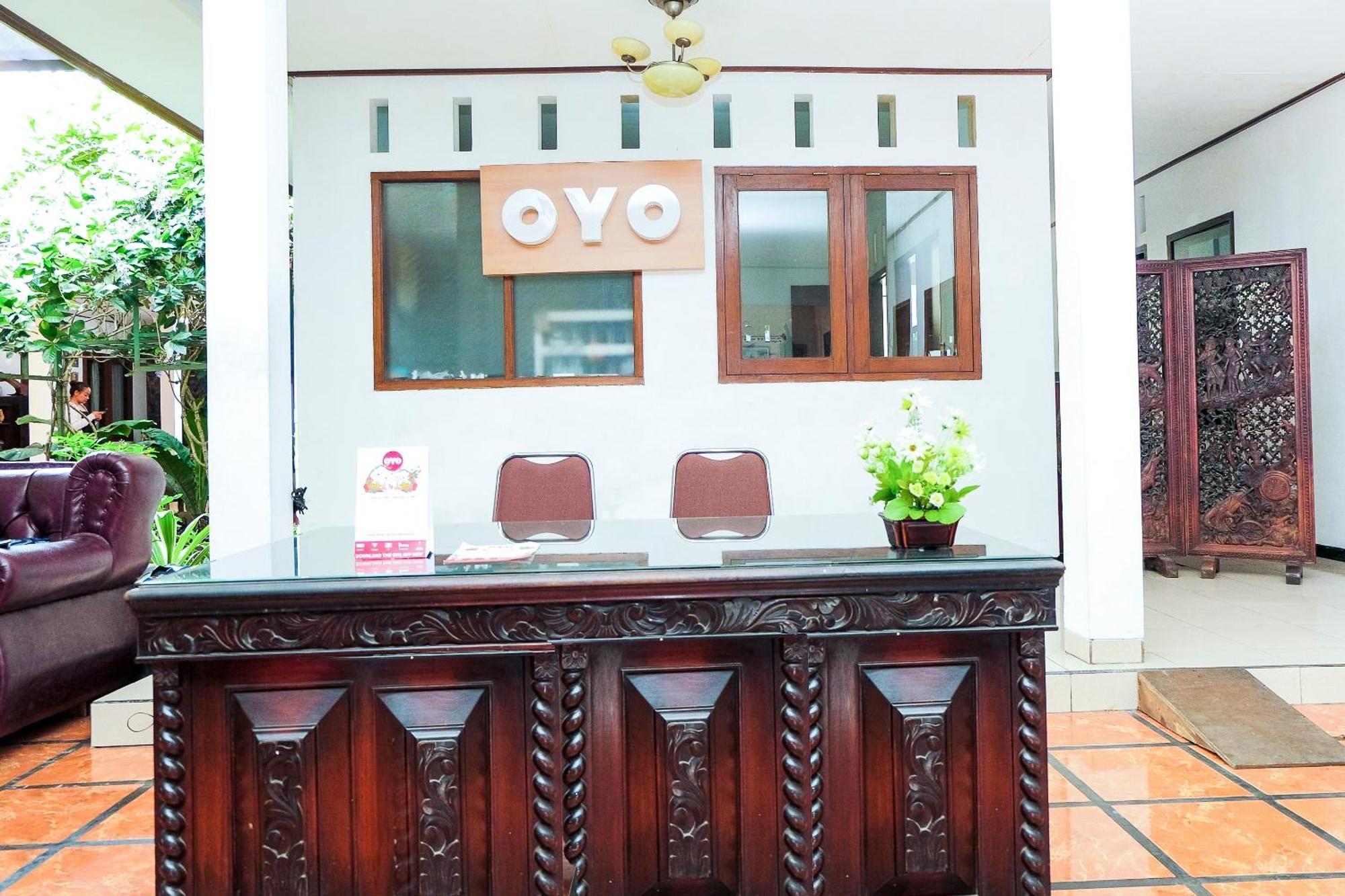 Super Oyo 353 Loesje Guest House Syariah Маланг Екстериор снимка