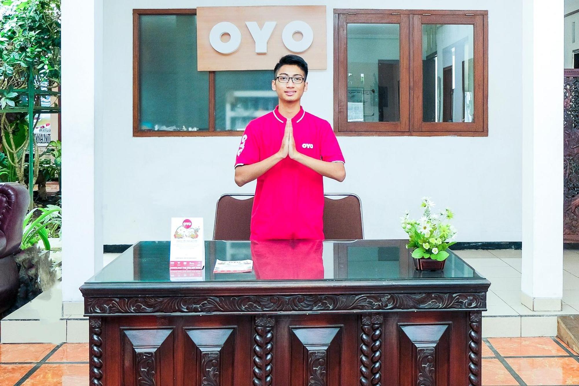 Super Oyo 353 Loesje Guest House Syariah Маланг Екстериор снимка