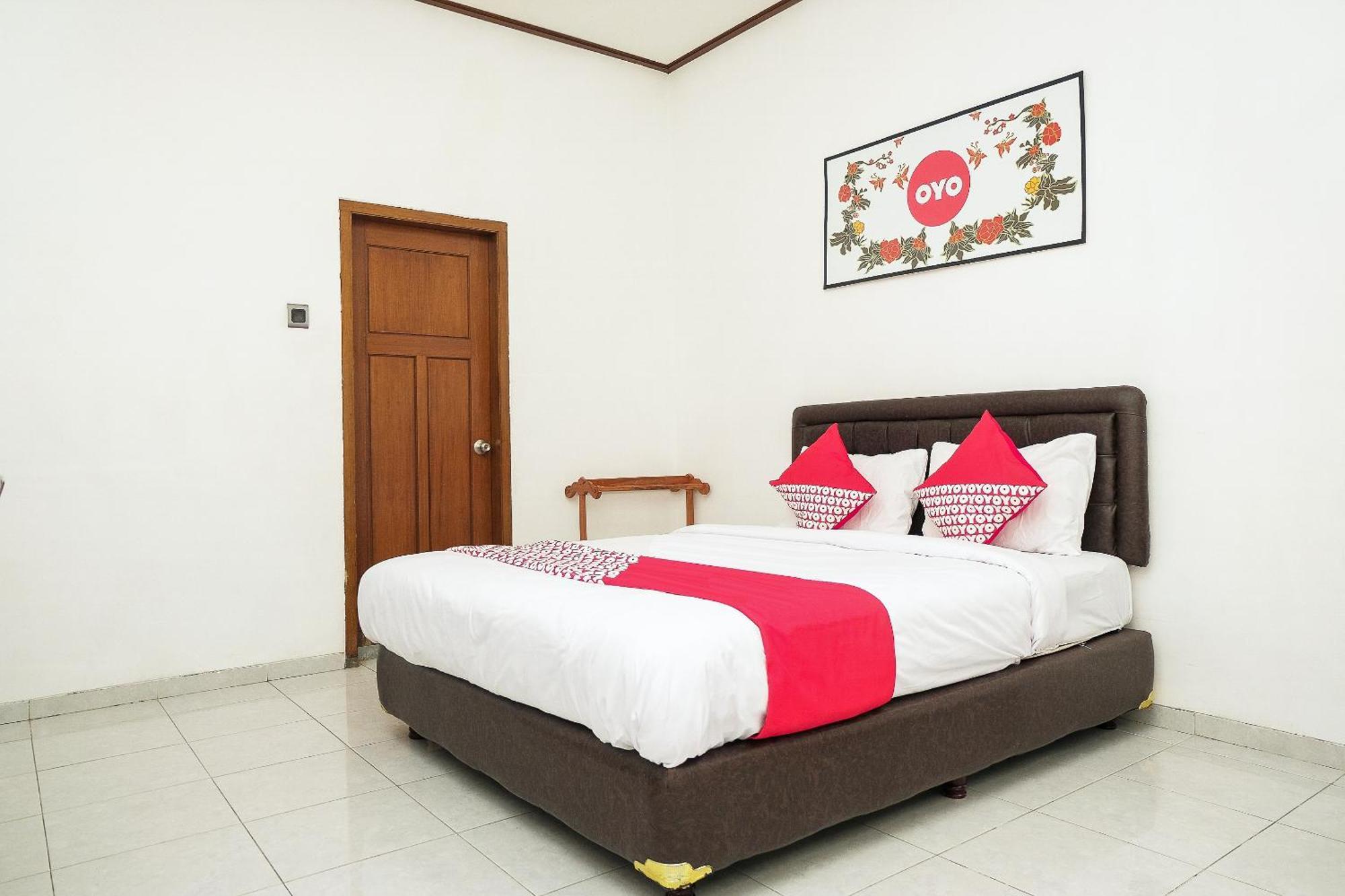 Super Oyo 353 Loesje Guest House Syariah Маланг Екстериор снимка